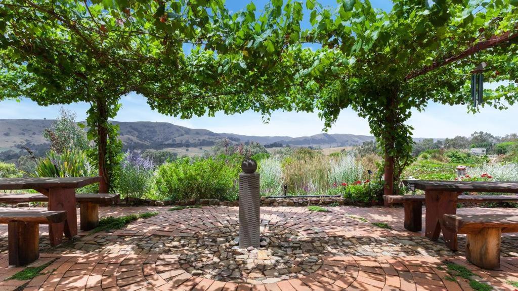 Strawbale Cottage - Wingspread Garden Strath Creek Екстер'єр фото
